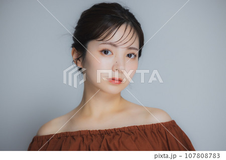 茶色のオフショルの女性 茶色のオフショルの女性 107808783