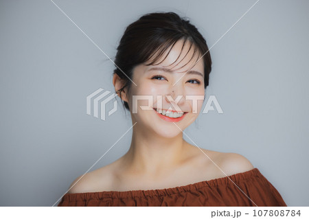 茶色のオフショルの女性　 107808784