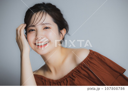 茶色のオフショルの女性 茶色のオフショルの女性 107808786