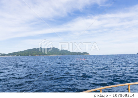 養殖ホタテが育つ三陸の綺麗な海 107809214