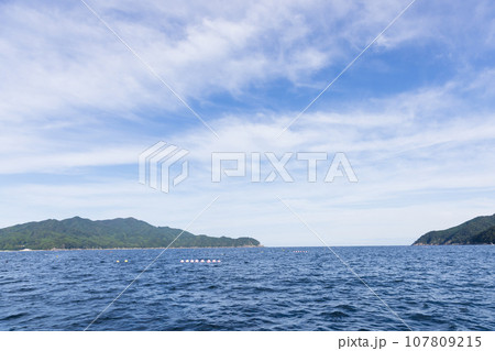 養殖ホタテが育つ三陸の綺麗な海 107809215