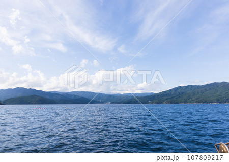 養殖ホタテが育つ三陸の綺麗な海 107809217