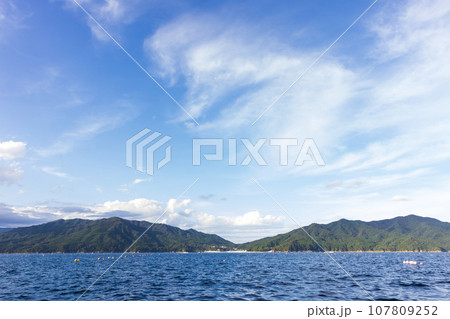 養殖ホタテが育つ三陸の綺麗な海 107809252