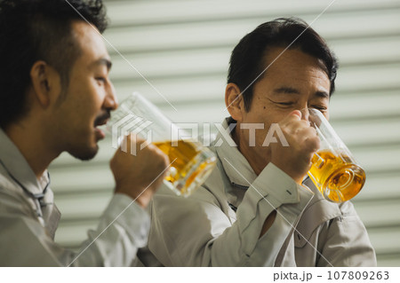 乾杯する作業員 107809263