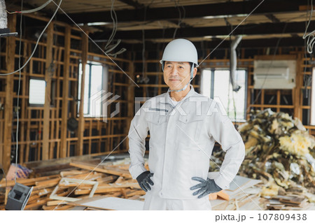 工事現場で働く作業員 107809438