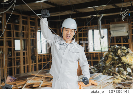 工事現場で働く作業員 工事現場で働く作業員 107809442