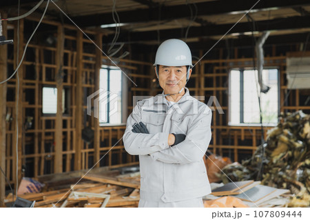 工事現場で働く作業員 工事現場で働く作業員 107809444