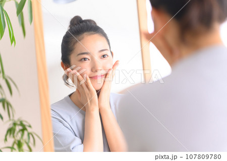 女性の暮らし 107809780