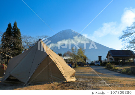 冬のキャンプ場のイメージ　富士山と田貫湖キャンプ場の紅葉 107809880