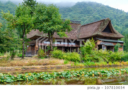 茅葺屋根と紅葉 茅葺屋根と紅葉 107810034