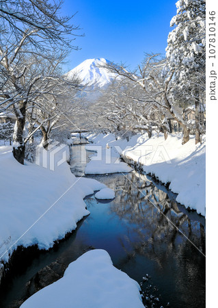 冬の富士山　雪景色の忍野　山梨県忍野村 107810146