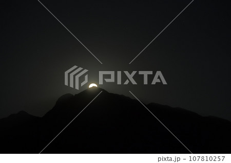 北杜市武川町、南アルプス甲斐駒ケ岳に掛かる九月の小望月 107810257