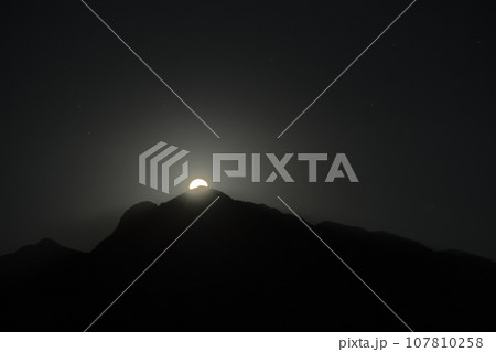 北杜市武川町、南アルプス甲斐駒ケ岳に掛かる九月の小望月 107810258