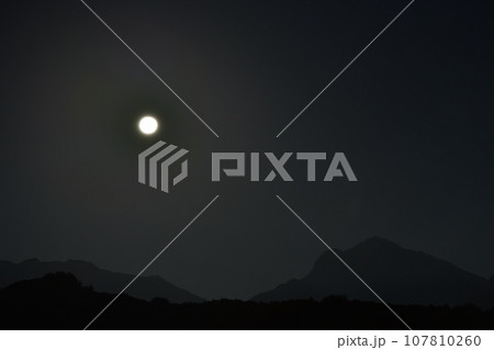 北杜市武川町、南アルプス甲斐駒ケ岳に掛かる九月の小望月 107810260