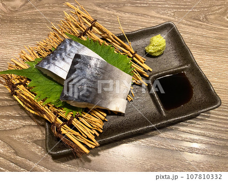 居酒屋でいただくサバの酢締め 居酒屋でいただくサバの酢締め 107810332