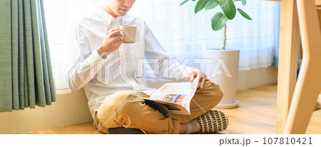 雑誌を見る男性 雑誌を見る男性 107810421