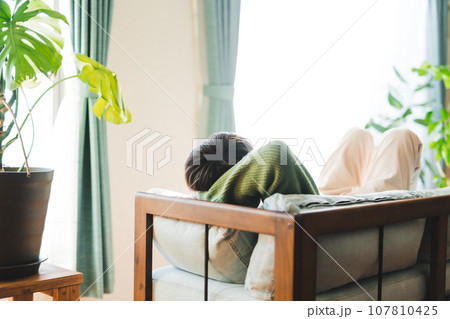 若い男性が昼寝をしている 107810425