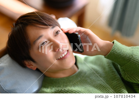 スマートフォンと男性 107810434