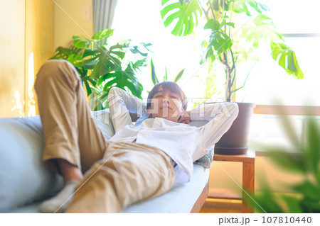 若い男性が昼寝をしている 若い男性が昼寝をしている 107810440