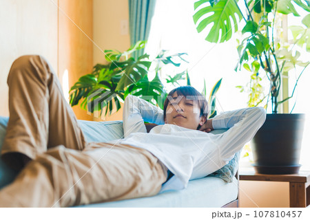 若い男性が昼寝をしている 若い男性が昼寝をしている 107810457