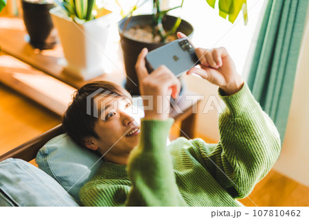 スマートフォンと男性 107810462