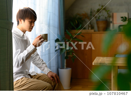 コーヒーを飲む男性 コーヒーを飲む男性 107810467