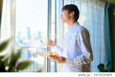 コーヒーを飲む男性 コーヒーを飲む男性 107810469