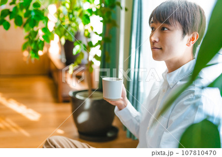 コーヒーを飲む男性 コーヒーを飲む男性 107810470