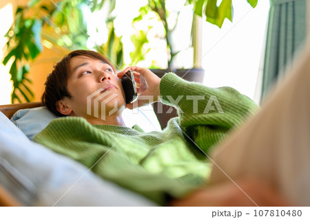 スマートフォンと男性 107810480
