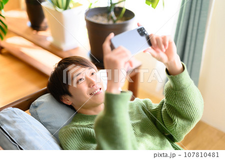 スマートフォンと男性 107810481