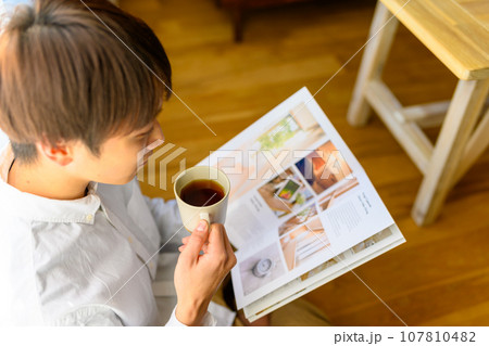 雑誌を見る男性 107810482