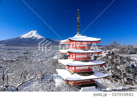 冬 雪化粧した新倉新倉山浅間神社忠霊塔と富士山の絶景 山梨県富士吉田市 冬 雪化粧した新倉新倉山浅間神社忠霊塔と富士山の絶景 山梨県富士吉田市 107810682