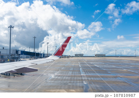 愛知県中部国際空港セントレアを飛び立つ寸前の飛行機の翼と滑走路 107810987
