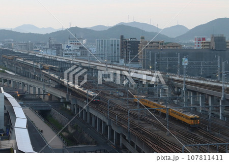 姫路駅付近を行く山陽本線115系電車 107811411