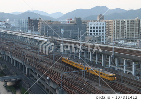姫路駅付近を行く山陽本線115系電車 107811412