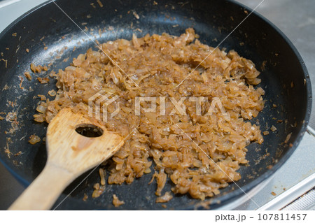 あめ色に炒めた玉ねぎ 107811457