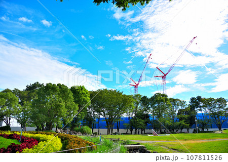 《愛知県》名古屋市名城公園と建設中の新愛知県体育館のクレーン 《愛知県》名古屋市名城公園と建設中の新愛知県体育館のクレーン 107811526