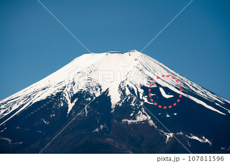 鳥の形状の残雪(農鳥)が現れた富士山 107811596