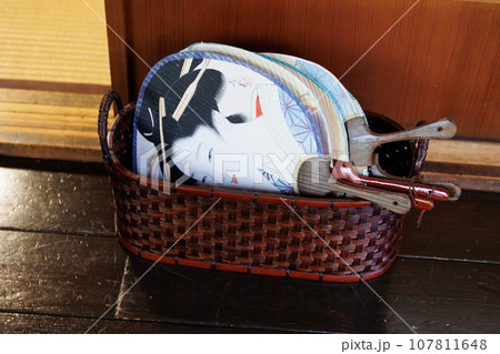 雰囲気ある昔の日本家屋の風景素材 雰囲気ある昔の日本家屋の風景素材 107811648