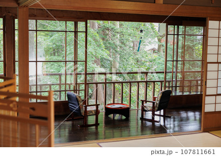 雰囲気ある昔の日本家屋の風景素材 雰囲気ある昔の日本家屋の風景素材 107811661