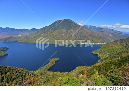 日光半月山展望台からの紅葉の男体山と中禅寺湖に八丁出島 日光半月山展望台からの紅葉の男体山と中禅寺湖に八丁出島 107812419