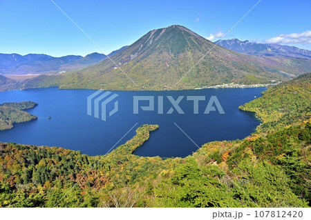 日光半月山展望台からの紅葉の男体山と中禅寺湖に八丁出島 日光半月山展望台からの紅葉の男体山と中禅寺湖に八丁出島 107812420