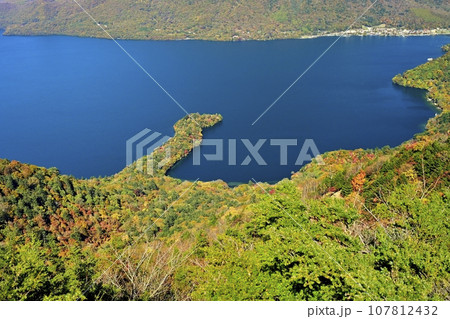 日光半月山展望台からの紅葉の中禅寺湖に八丁出島 日光半月山展望台からの紅葉の中禅寺湖に八丁出島 107812432