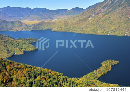 日光半月山展望台からの紅葉の中禅寺湖に奥日光の山々 日光半月山展望台からの紅葉の中禅寺湖に奥日光の山々 107812443