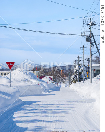 晴れた日の豪雪地帯の町の交差点 (北海道、ニセコ町) 107812461