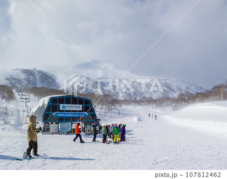 リフト乗り場前からスキー場の山頂を望む (北海道、ニセコ) リフト乗り場前からスキー場の山頂を望む (北海道、ニセコ) 107812462