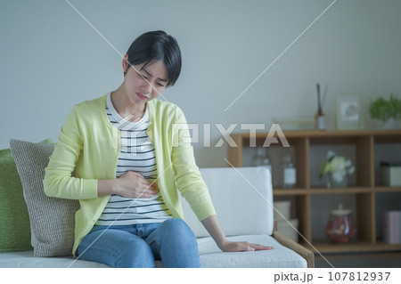 腹痛に苦しむ女性 おなかが痛い女性 腹痛に苦しむ女性 おなかが痛い女性 107812937