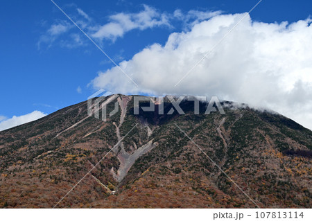 奥日光 雲を被る秋の男体山 奥日光 雲を被る秋の男体山 107813114