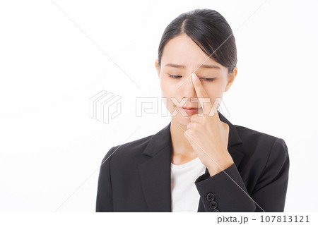 目を指差す女性の写真 目を指差す女性の写真 107813121
