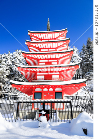 冬 雪化粧した新倉新倉山浅間神社忠霊塔 山梨県富士吉田市 冬 雪化粧した新倉新倉山浅間神社忠霊塔 山梨県富士吉田市 107813130